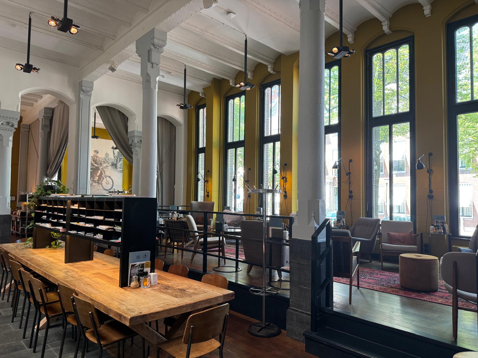 Grand café Post Plaza, in de indrukwekkende oude posthal